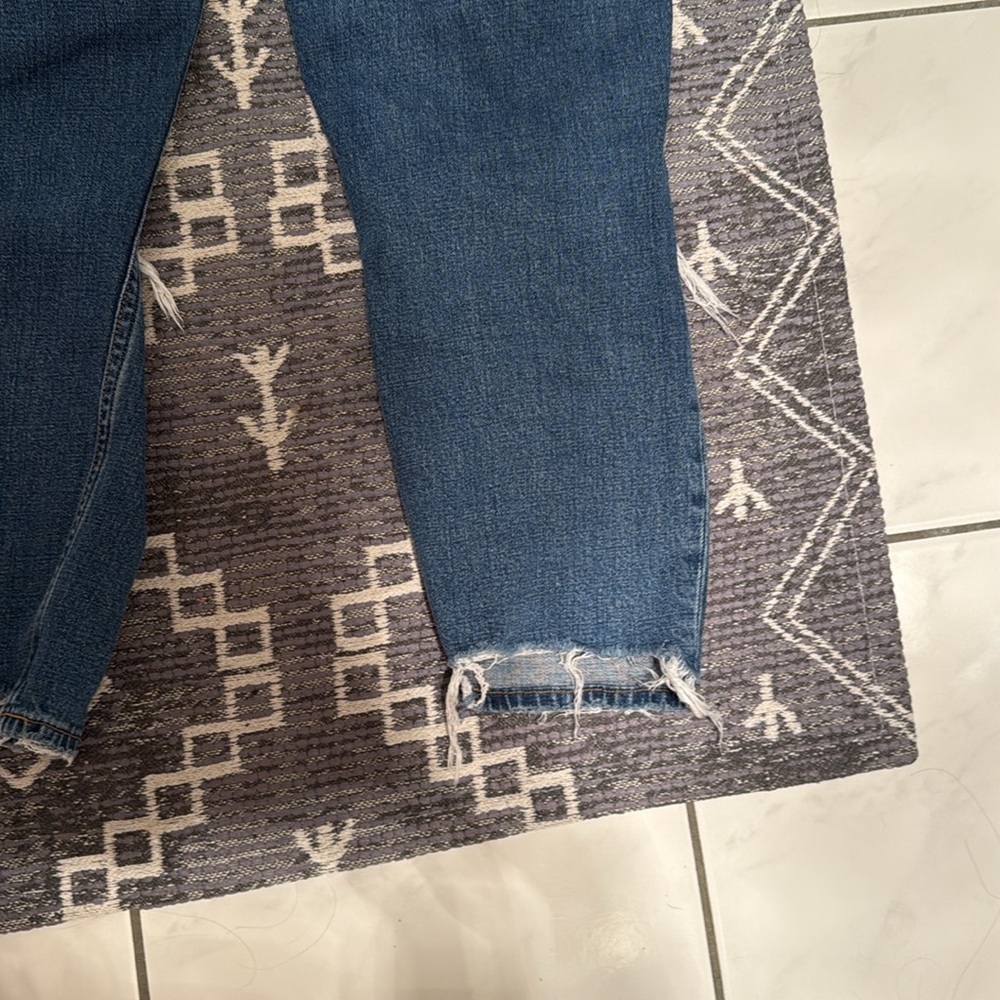 Abercrombie & Fitch The Mom High Rise Jeans Distressed - Picture 8 of 8